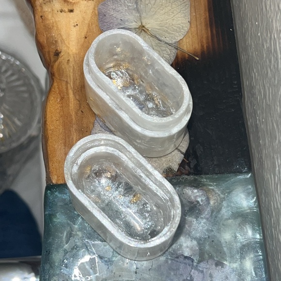 Apple AirPod Case AirPod Gen 1 or 2 Swirling Marbled White & Gold Flakes - Picture 3 of 4